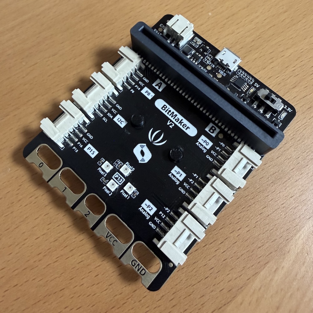 見えにくいですが<br>表面の突起でBitMakerV2を固定